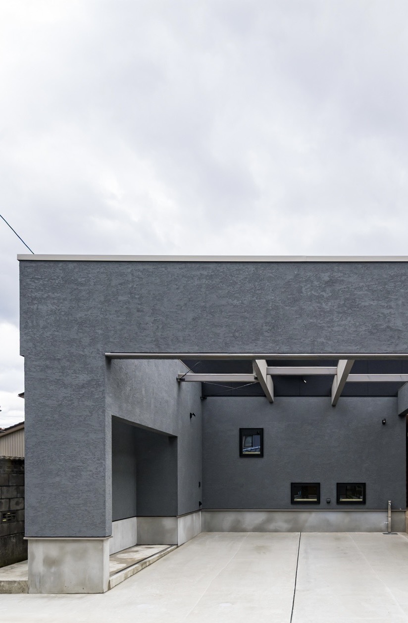 グレー壁のガレージハウス